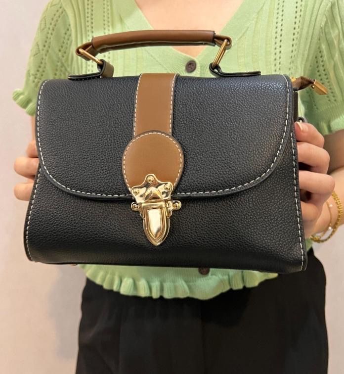 Oval Buckle Band Cross Body Bag